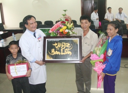 Bức tranh Tài Đức Bản Lĩnh được gia đình chị Tú tặng cho BS Phú