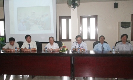 Lãnh đạo BV Trung ương Huế tại buổi họp báo ra viện của chị Tú sáng 5/9