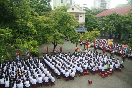 Sân trường Nguyễn Tri Phương ướt đẫm sương và nước mưa mát lạnh trong buổi khai giảng sáng 5/9