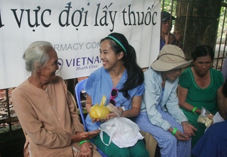 Sau khi khám bệnh, bà con được phát thuốc miễn phí