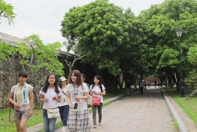 Nhiều bạn trẻ người Nhật rất thích thú đi dạo trong Kinh thành Huế