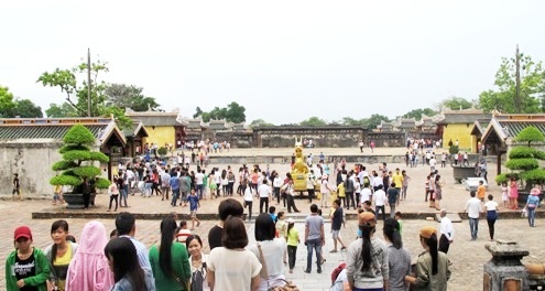 Khu vực sau điện Thái Hòa chật kín người