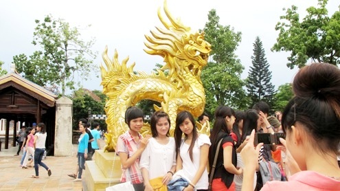 Khu vực sau điện Thái Hòa chật kín người