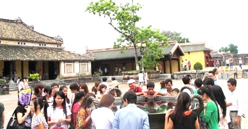 Bên vạc đồng lớn để đốt giấy tiền vàng mã lúc xưa của vua