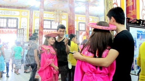 Dịch vụ mặc áo mão vua ngồi trên ngai vàng rất hút khách