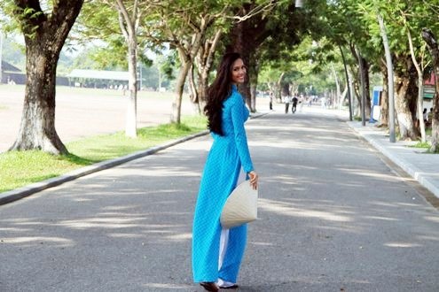 Á hậu Hoàng My duyên dáng tham quan cung đình Huế