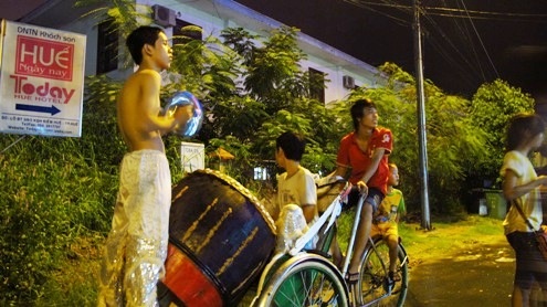 Không khí rộn ràng cho ngày hội trung thu ngập tràn trên đường phố Huế với những màu sắc rực rỡ.