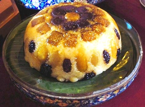 Mứt bát bửu (gồm các loại mứt quý và thịt heo quay).