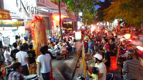 Không khí rộn ràng cho ngày hội trung thu ngập tràn trên đường phố Huế với những màu sắc rực rỡ.