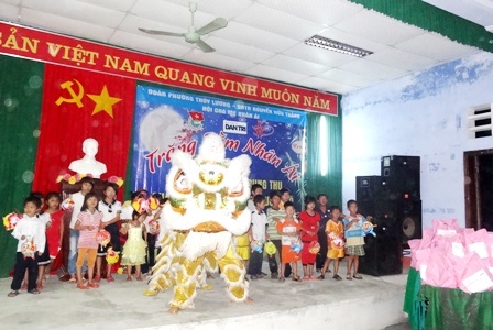 Chương trình Trăng rằm nhân ái tiếp tục đến với nhiều em nghèo khó khăn