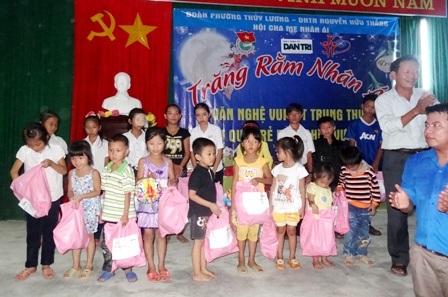 Và tiếp tục nhiều quà tặng cho các em. Một số em không giấu nổi tò mò đã mở ngay ra xem