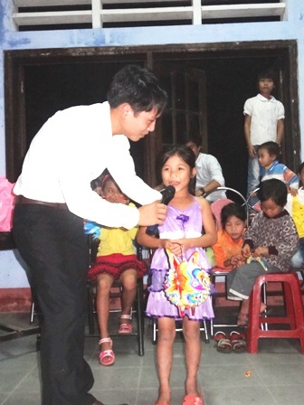 Niềm vui của một bé gái được nhận quà trung thu