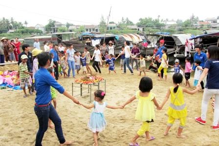 Mâm cỗ được bày giữa bãi cát ven sông