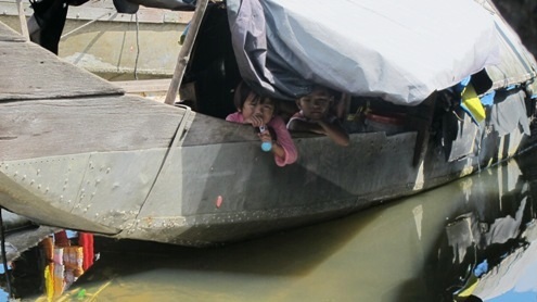 Những em nhỏ chênh vênh bên dòng nước