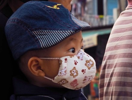 Một em nhỏ lạ lẫm khi lần đầu tiên được ba mẹ chở đi xem múa lân.