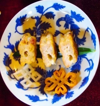 Cháo bóng cá đường nấu với hạt cao lương.