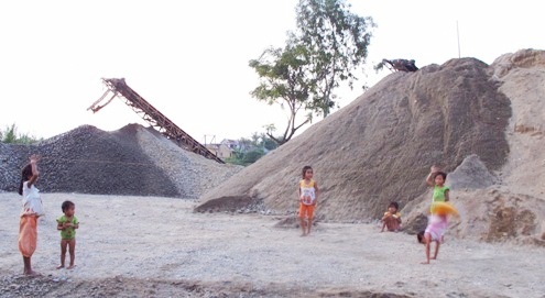 Một em nhỏ lạ lẫm khi lần đầu tiên được ba mẹ chở đi xem múa lân.