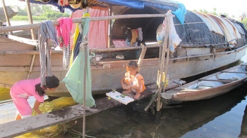 Trung Thu đến quá muộn với các trẻ em vạn đò Huế