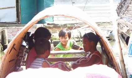 Trung Thu đến quá muộn với các trẻ em vạn đò Huế