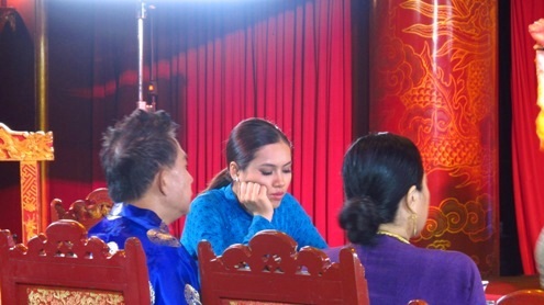 Hoàng My trầm tư suy nghĩ và hình dung các món ăn cung đình mới được thưởng thức.