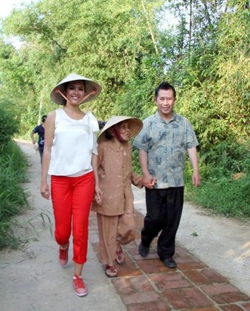 Hoàng My đang trầm tư suy nghĩ và hình dung các món ăn cung đình mới được thưởng thức.