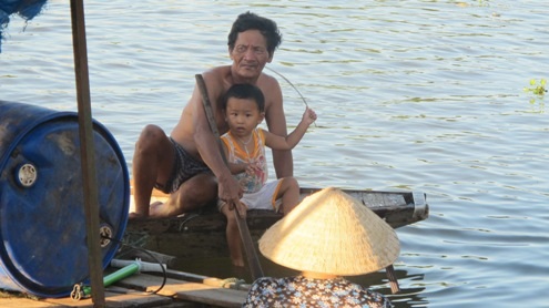 Ngày lên bờ vẫn còn xa với dân vạn đò ở đây