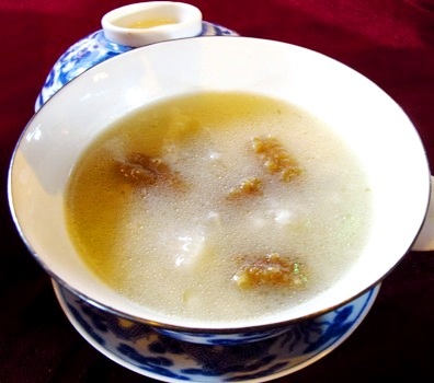 Cháo bóng cá đường nấu với hạt cao lương.