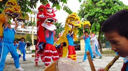 Trung Thu đến quá muộn với các trẻ em vạn đò Huế