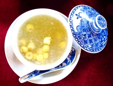 Chè yến Phú Quốc và hạt sen hồ Tịnh Tâm.