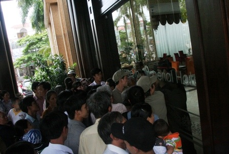 Nhưng hàng trăm người vẫn cố gắng chen vào