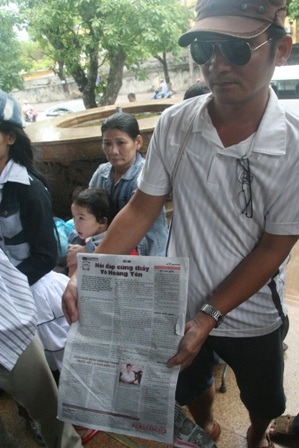 Người nhà bệnh nhân đưa tờ báo có viết về lương y Võ Hoàng Yên