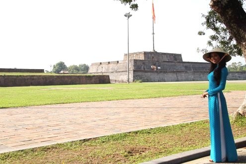 Duyên dáng trong tà áo dài trong nắng thu dịu nhẹ xứ Huế