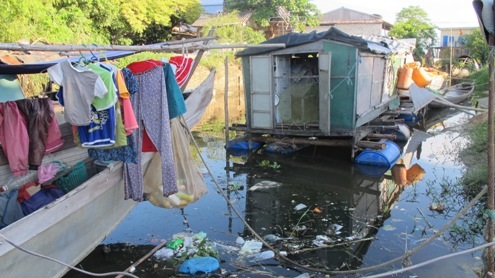Hàng chục hộ dân vẫn đang phải sống chung với nguồn nước bị ô nhiễm nghiêm trọng.
