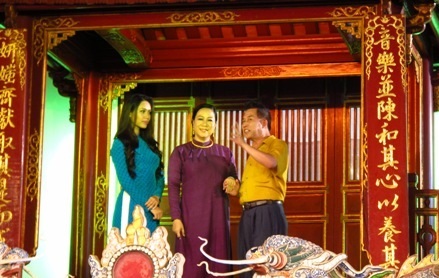 Martin Yan và Hoàng My đang lắng nghe bà Hoàng Anh (giữa) giới thiệu về ẩm thực cung đình Huế.