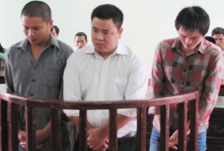 Các bị cáo Quyết, Đức, Ánh (từ phải sang trái) tại tòa