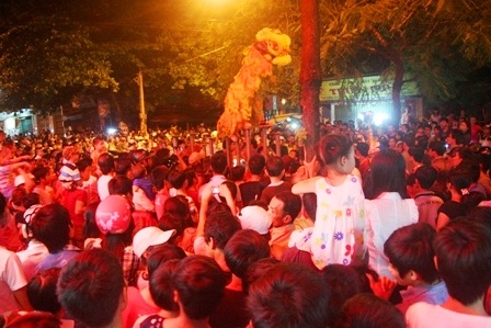 Đường phố Mai Thúc Loan chật kín người xem lân nhảy múa trên cột sắt