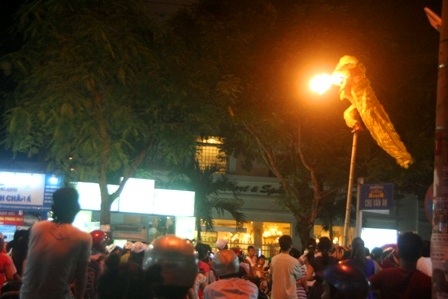 Khạc lửa trên sào ở đường Lê Lợi