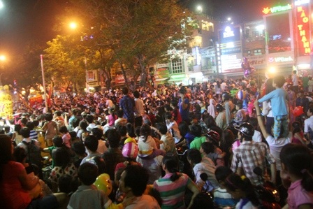 Đường Trần Hưng Đạo tối 14 âm lịch (ảnh: Đại Dương).