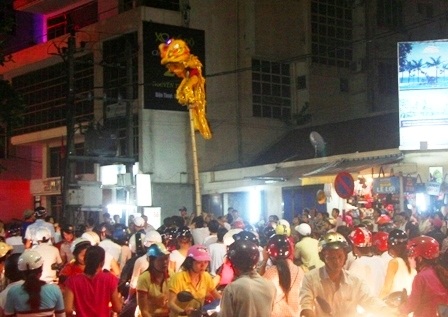 Biểu diễn trên sào tre cao gần chục mét