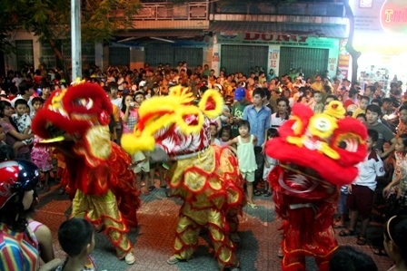 và bỗng bừng tỉnh múa chào chủ nhà trong nhịp điệu sôi động