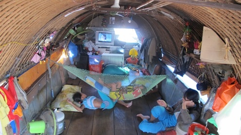 Ngày lên bờ vẫn còn xa với dân vạn đò ở đây