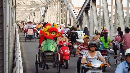 Không khí rộn ràng cho ngày hội trung thu ngập tràn trên đường phố Huế với những màu sắc rực rỡ.