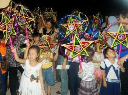 Xã hội chung tay vì Tết trung thu cho trẻ em thiệt thòi - 4 Vui mừng với đèn ông sao trên tay