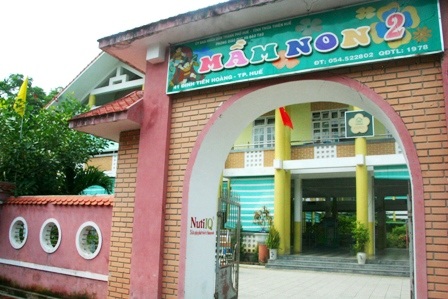 700 học sinh nghỉ học để... hiệu trưởng làm lễ nghỉ hưu