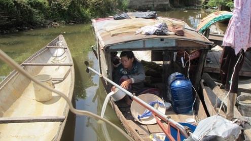 Hàng chục hộ dân vẫn đang phải sống chung với nguồn nước bị ô nhiễm nghiêm trọng.