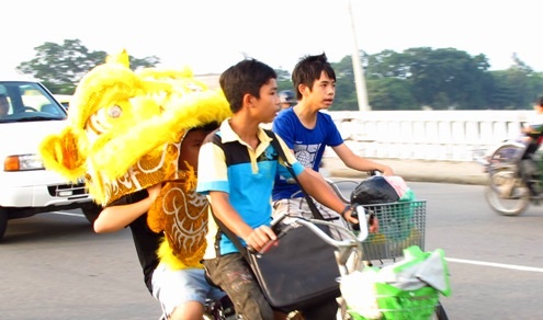 Không khí rộn ràng cho ngày hội trung thu ngập tràn trên đường phố Huế với những màu sắc rực rỡ.