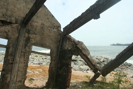 Hơn 300 mét bờ biển còn lại phải để không vì không đủ kinh phí