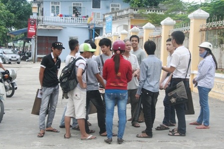 Phụ huynh có con thi vào khoa Kiến trúc bị rớt vì điểm liệt môn vẽ làm việc với các báo