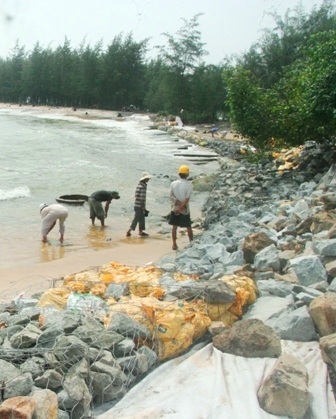 Đoạn đê biển 200m vừa được đắp xong