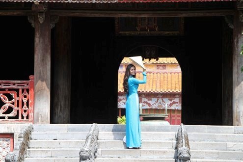 bên những ngôi điện cổ kính